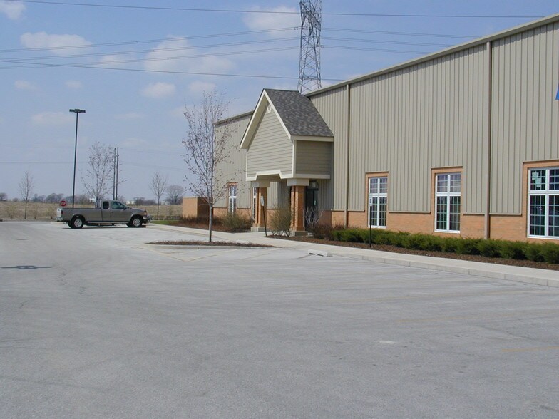 700-710 Center Rd, Frankfort, IL for lease - Building Photo - Image 3 of 6