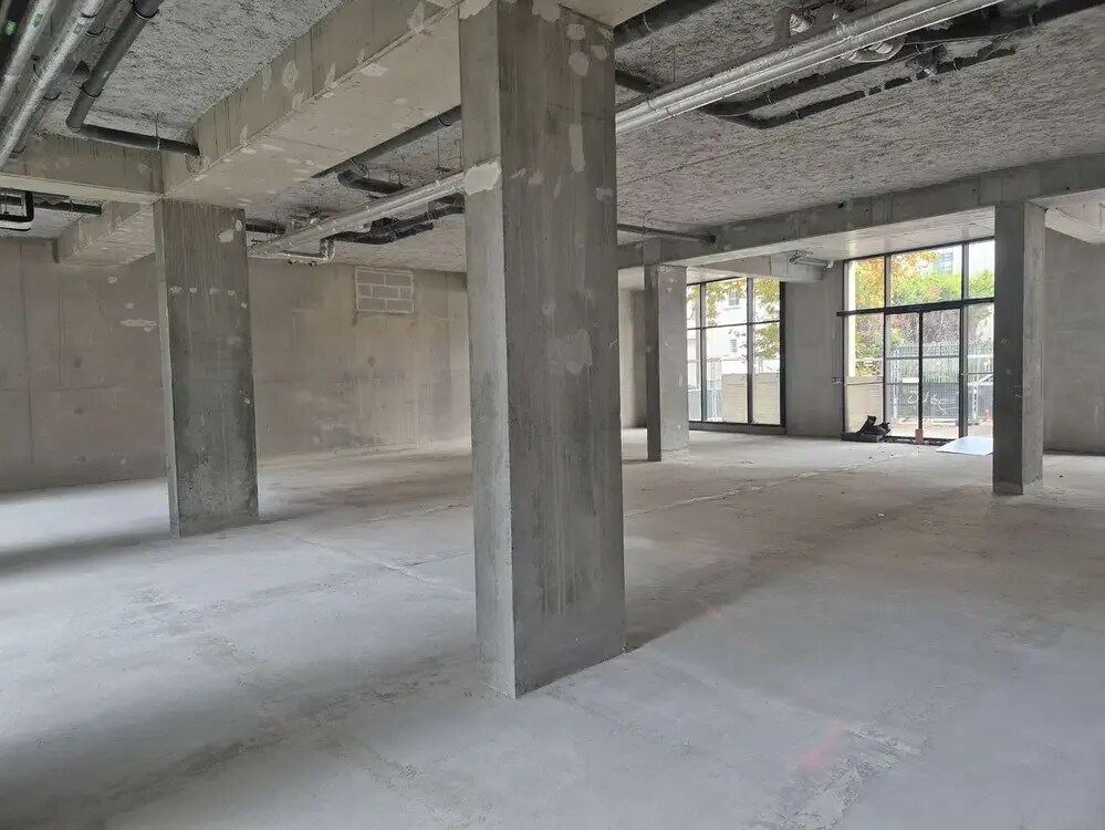 Retail in Saint-Denis for lease Interior Photo- Image 1 of 2