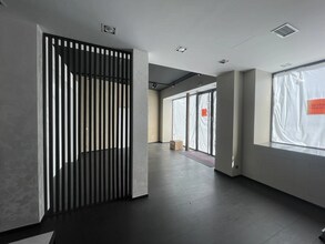 Retail in Paris for lease Interior Photo- Image 1 of 5