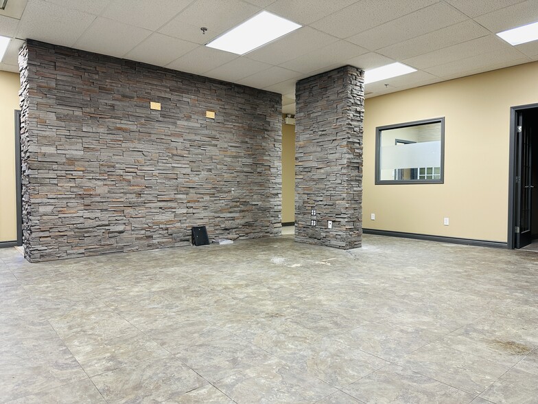 10006 101 Av, Grande Prairie, AB for lease - Lobby - Image 2 of 9