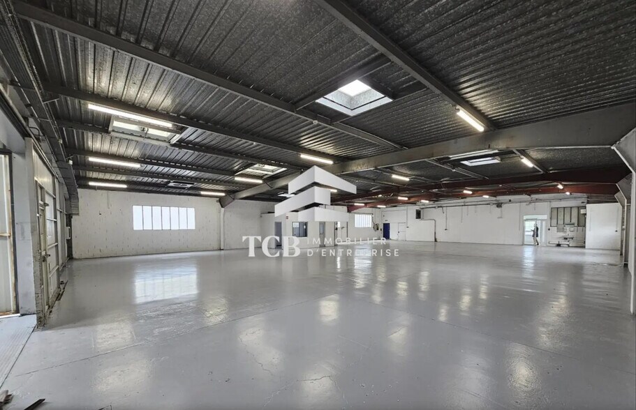 Flex in Carquefou for lease - Building Photo - Image 1 of 3