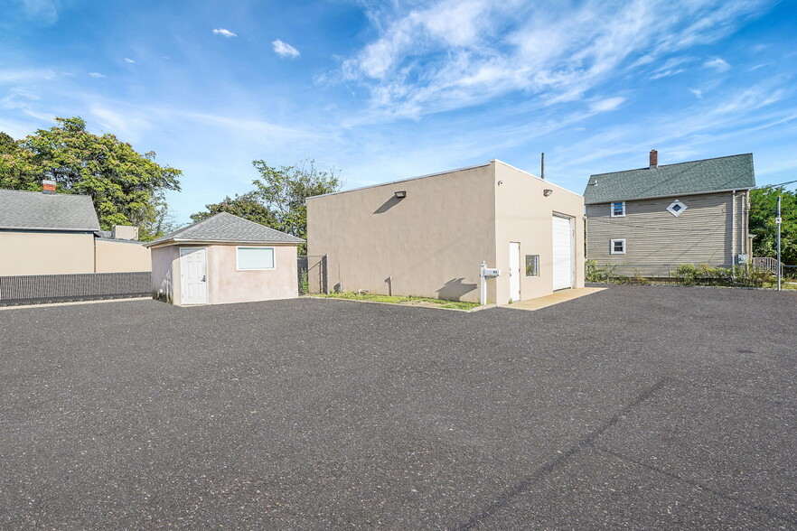 93 N Clinton Ave, Bay Shore, NY for sale - Building Photo - Image 3 of 21