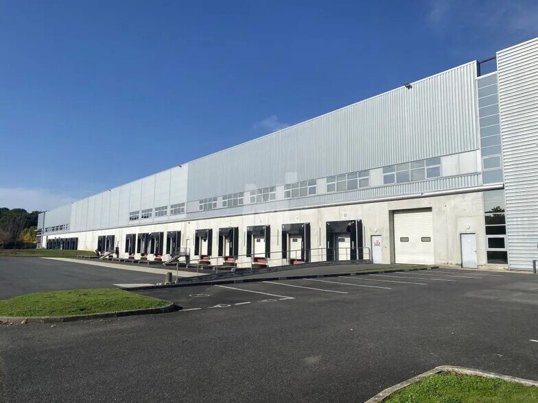 Industrial in Combs-la-Ville for lease - Building Photo - Image 2 of 5