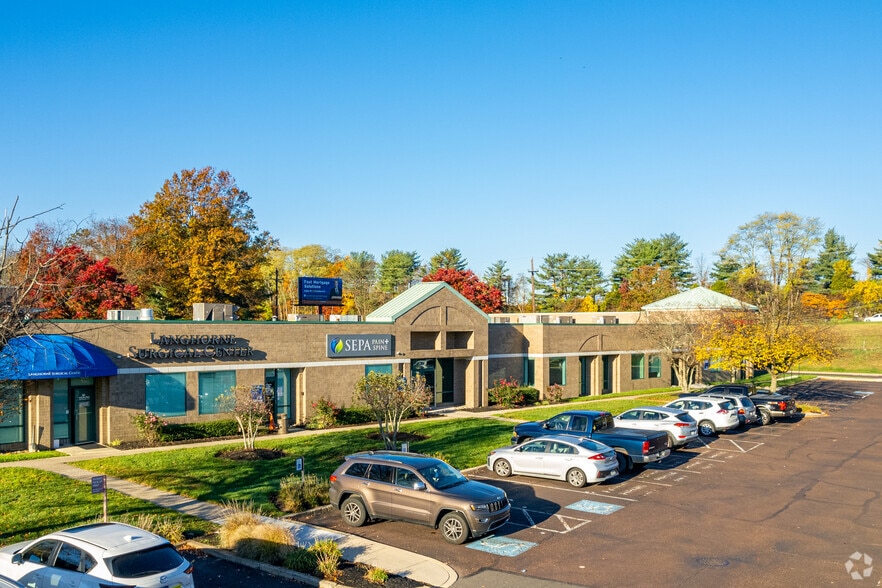 800 Town Center Dr, Langhorne, PA for lease - Building Photo - Image 1 of 24