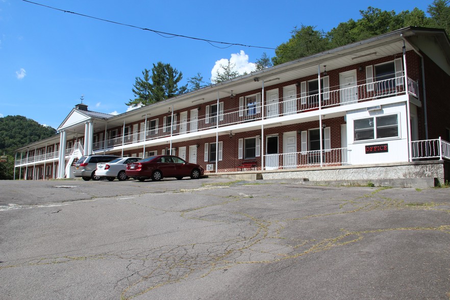 10232 Orby Cantrell Hwy, Pound, VA for sale - Primary Photo - Image 1 of 16