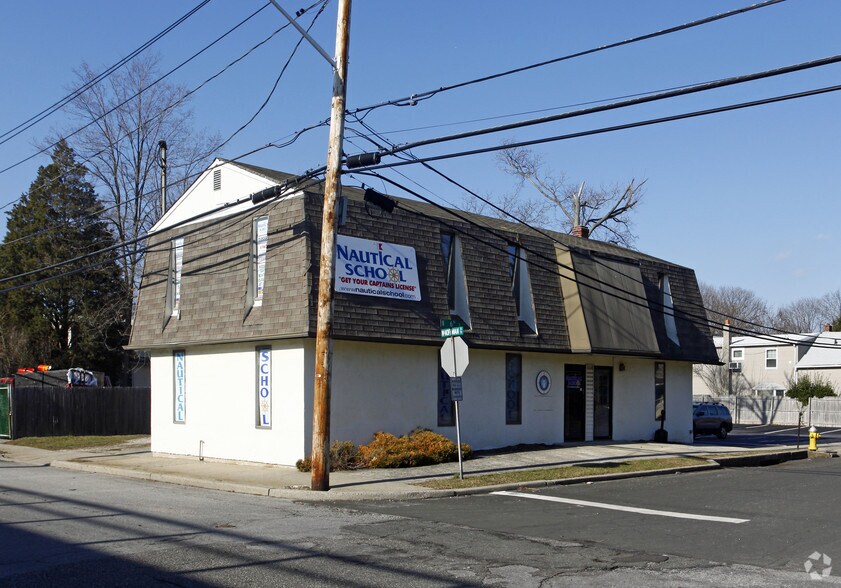 178 W Hoffman Ave, Lindenhurst, NY for sale - Primary Photo - Image 1 of 1