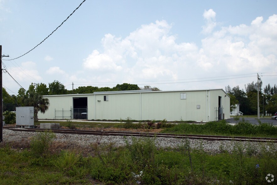 1585 Seaboard St, Fort Myers, FL for lease - Building Photo - Image 3 of 15