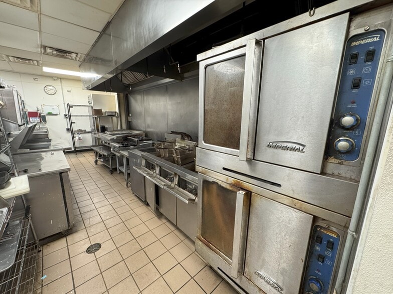 6390 E Riverside Blvd, Loves Park, IL for lease - Interior Photo - Image 2 of 9