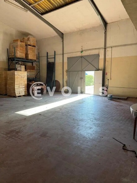 11 Allée Des Pins, Bédarrides for lease - Interior Photo - Image 3 of 7