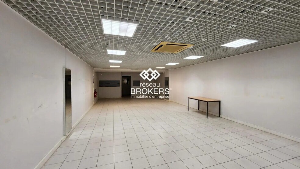 Retail in Albi for lease - Interior Photo - Image 1 of 9