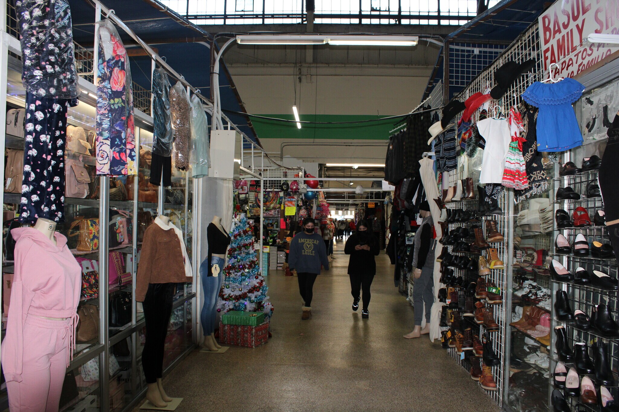 19011911 E Gage Ave, Los Angeles, CA 90001 INDOOR MALL / SWAP MEET