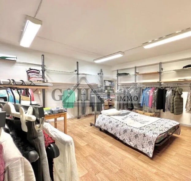 Retail in Bourg-la-Reine for sale - Interior Photo - Image 1 of 4