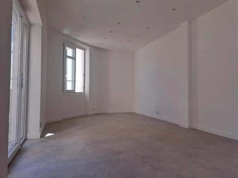 Retail in Le Cannet for lease - Interior Photo - Image 3 of 4