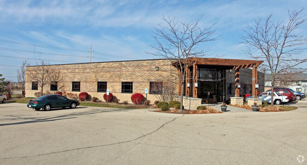 204 E Commerce Ct, Elkhorn, WI for sale - Primary Photo - Image 1 of 1