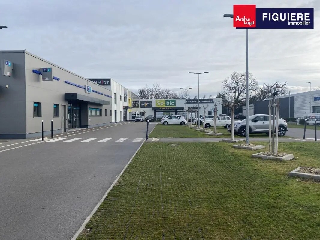 Retail in Istres for lease Building Photo- Image 1 of 9