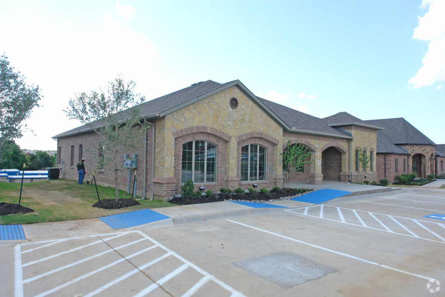 2201 Martin Dr, Bedford, TX for lease - Building Photo - Image 3 of 20