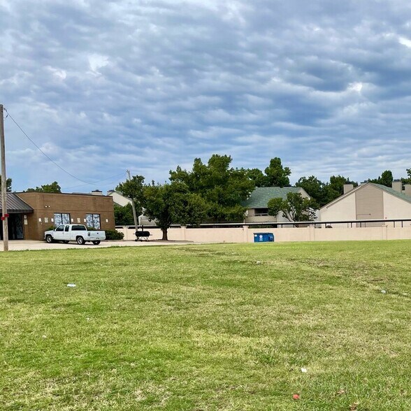 11104 Stratford Dr, Oklahoma City, OK 73120