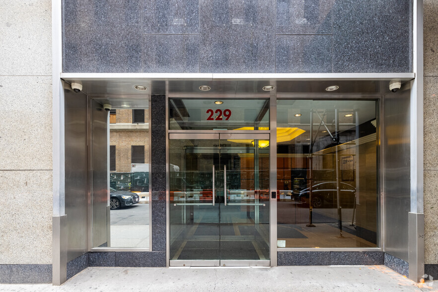 229 W 36th St, New York, NY for lease - Building Photo - Image 3 of 7