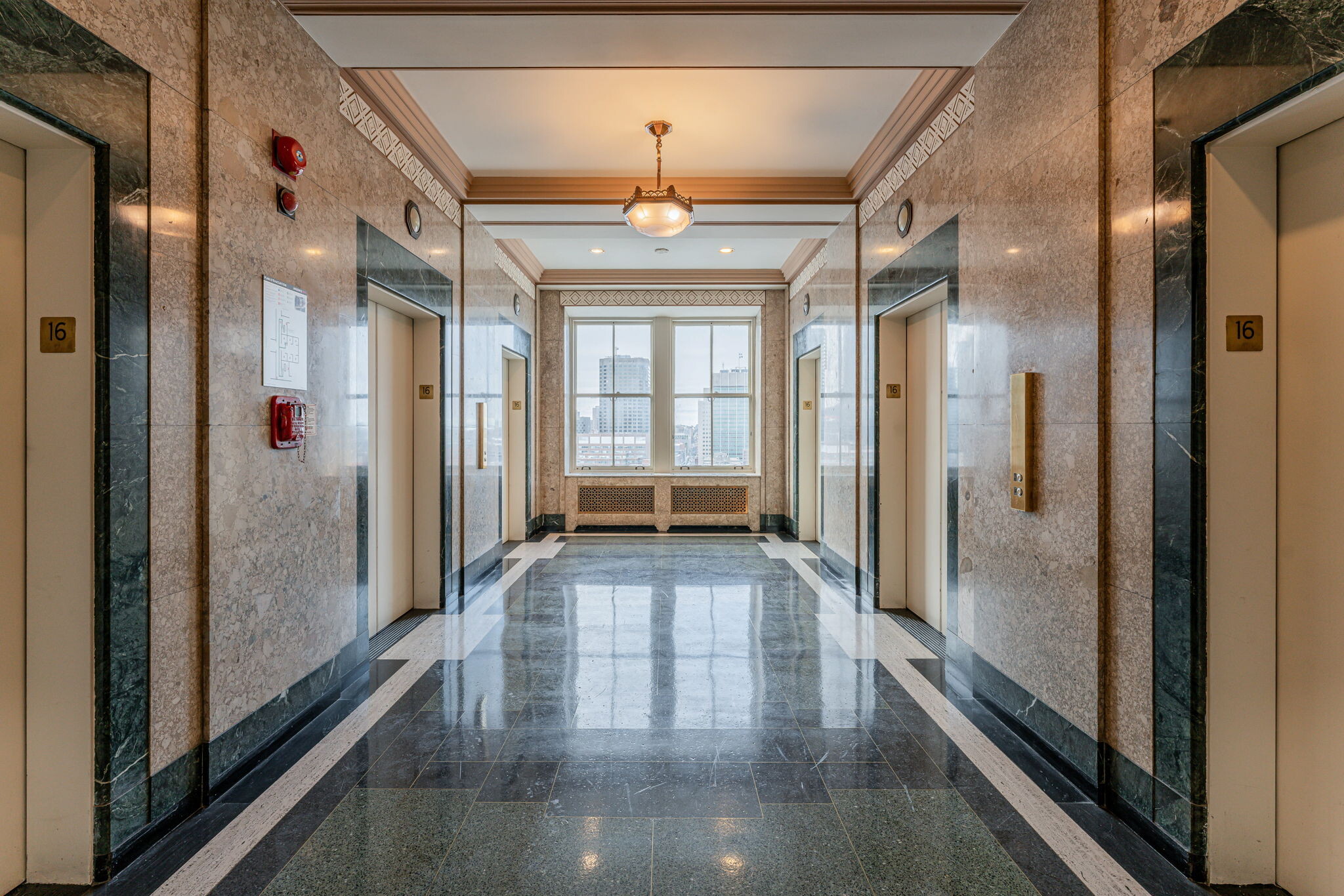 501-507 Pl d'Armes, Montréal, QC for lease Building Photo- Image 1 of 5