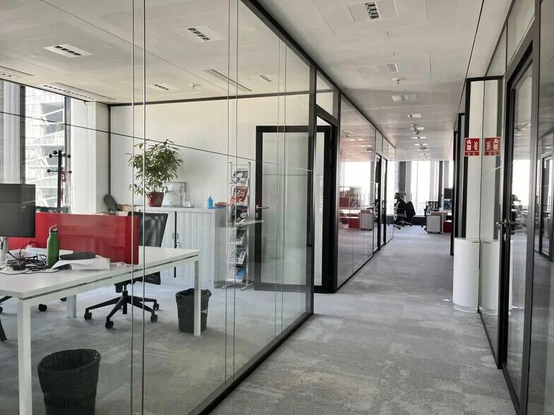 16 Place De L'Iris, Courbevoie for lease - Interior Photo - Image 2 of 9