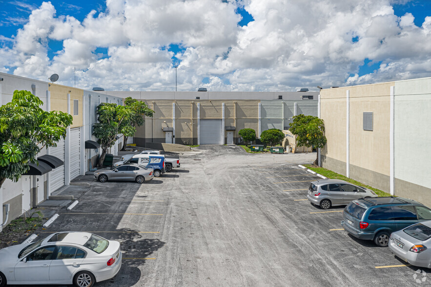 1975-1981 S Park Rd, Hallandale, FL for lease - Building Photo - Image 3 of 19