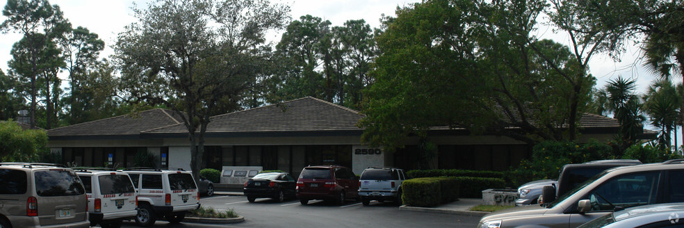 2590 Golden Gate Pky, Naples, FL for lease - Building Photo - Image 3 of 3