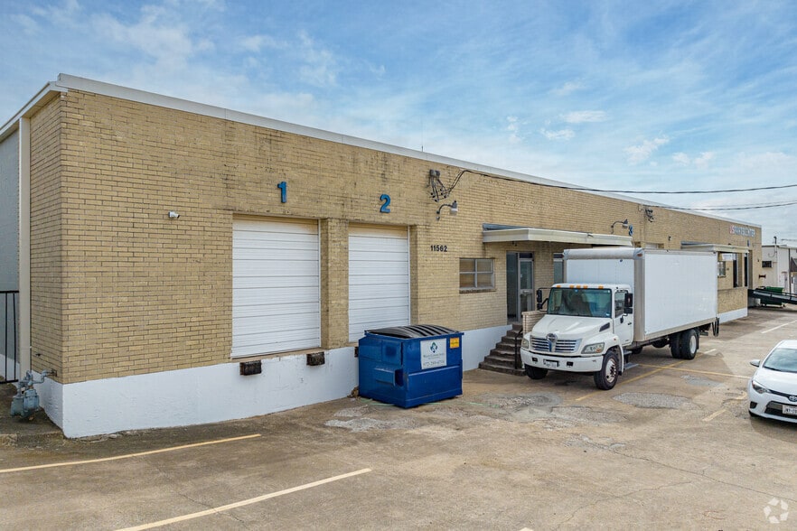 11550-11562 Chairman Dr, Dallas, TX for lease - Building Photo - Image 2 of 5