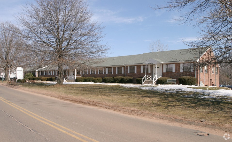 70 Oakwood Dr, Glastonbury, CT for lease - Primary Photo - Image 1 of 2
