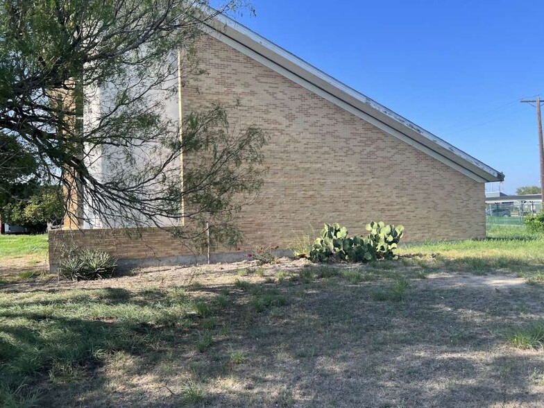 1120 E Sen Carlos Truan Blvd, Kingsville, TX for lease - Building Photo - Image 3 of 35