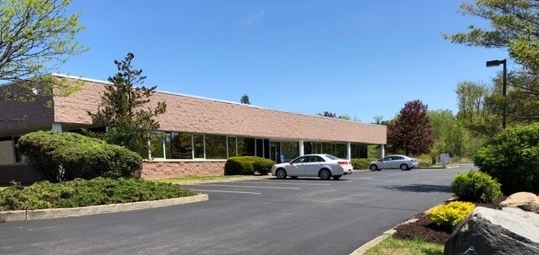 100 Commerce Dr, New Windsor Township, NY for lease - Building Photo - Image 2 of 4