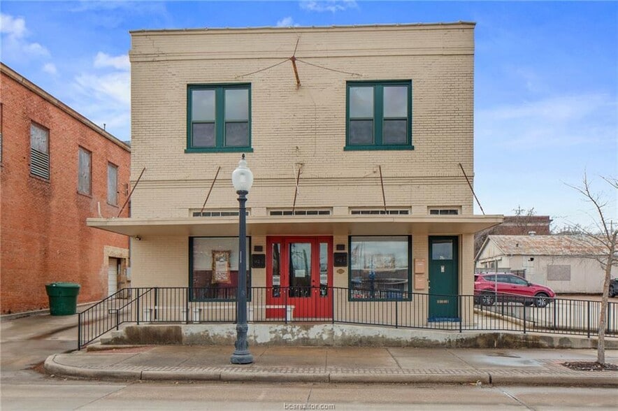 211 W William J Bryan Pky, Bryan, TX for lease - Building Photo - Image 2 of 2