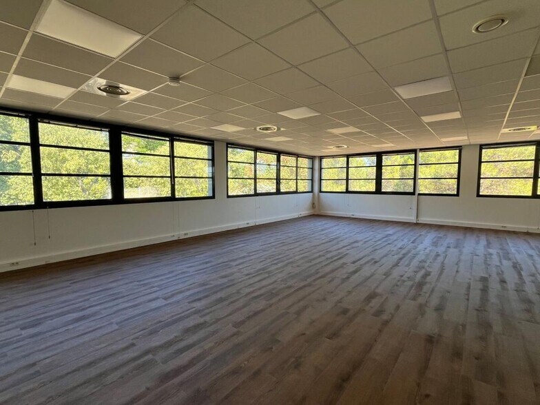 860 Rue René Descartes, Aix-en-Provence for lease - Interior Photo - Image 3 of 7