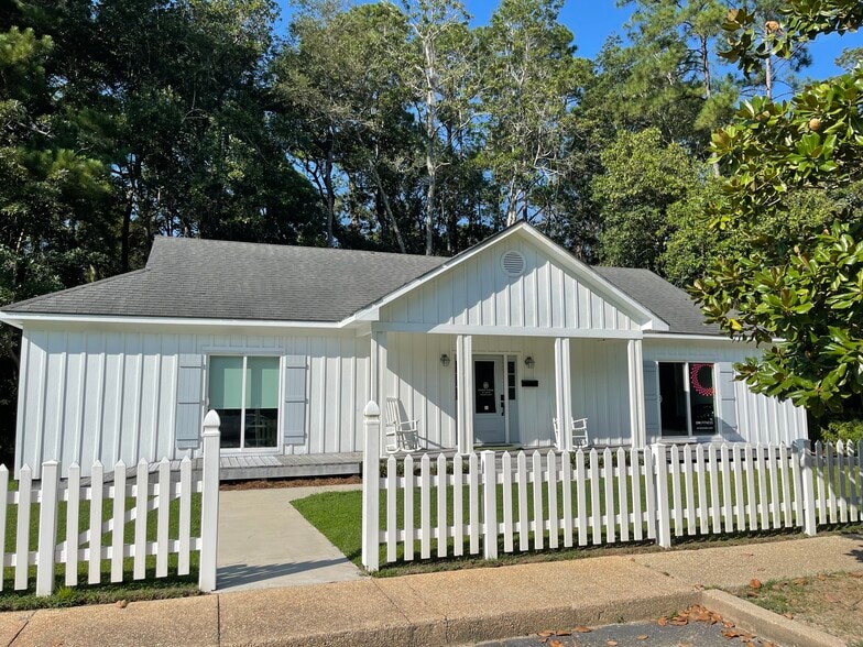 5925 Sweet Water Cir, Fairhope, AL for lease - Primary Photo - Image 1 of 8