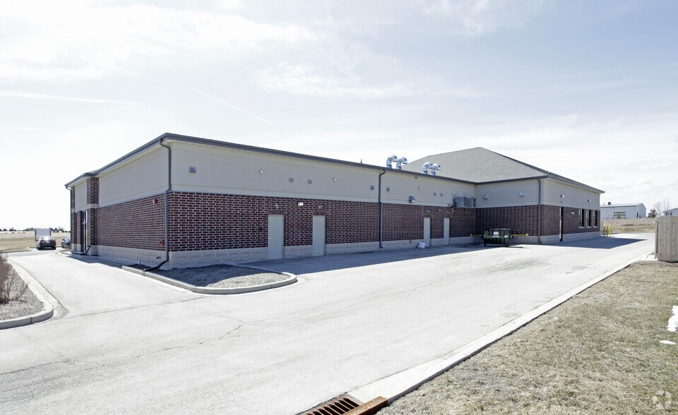 115-195 Sweetwater Blvd, Port Washington, WI for lease - Building Photo - Image 3 of 16