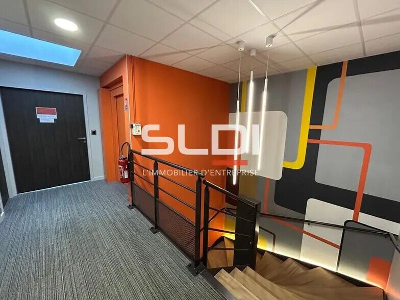 Office in Dardilly for lease - Lobby - Image 3 of 16