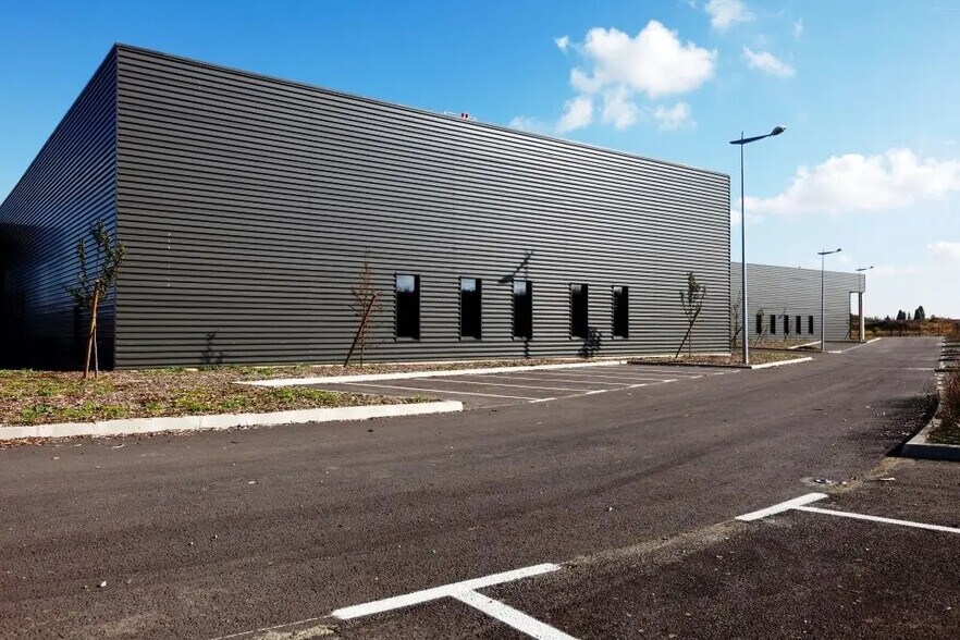 Flex in Gonesse for lease - Building Photo - Image 3 of 8