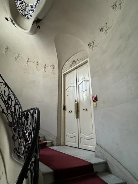 Office in Paris for lease - Interior Photo - Image 1 of 2
