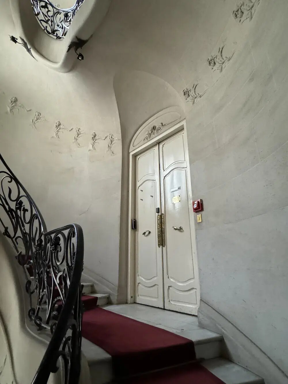 Office in Paris for lease Interior Photo- Image 1 of 3