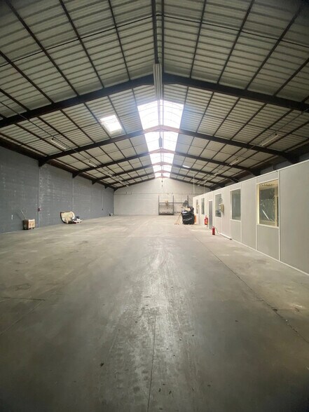 Flex in Brignais for lease - Interior Photo - Image 1 of 3