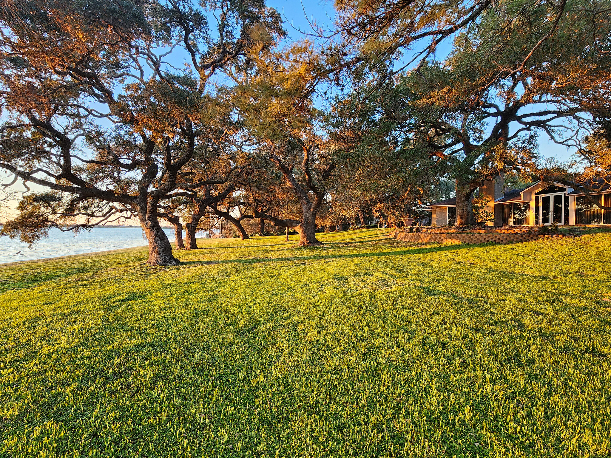 1196 Lakeside Dr, Eagle Lake, TX for sale Primary Photo- Image 1 of 11