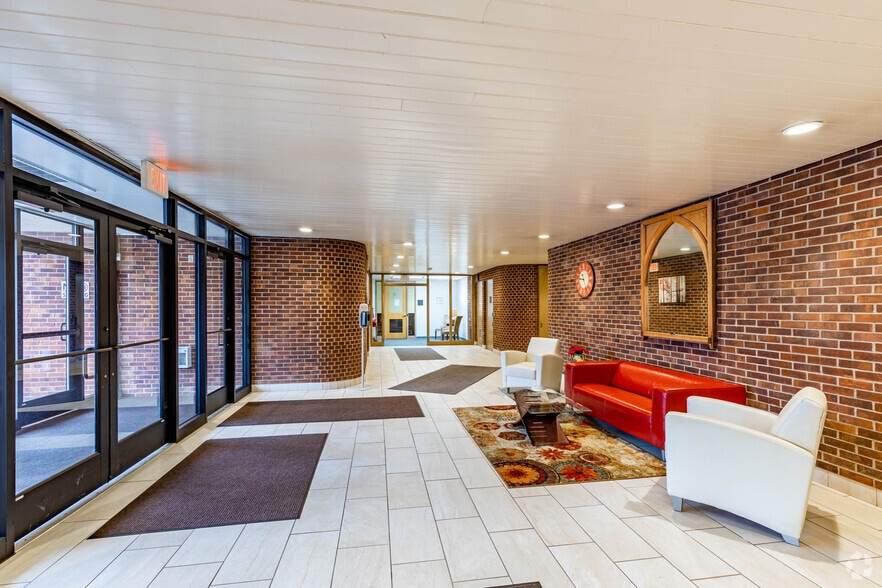 1000 Cliff Mine Rd, Pittsburgh, PA for lease - Lobby - Image 1 of 4
