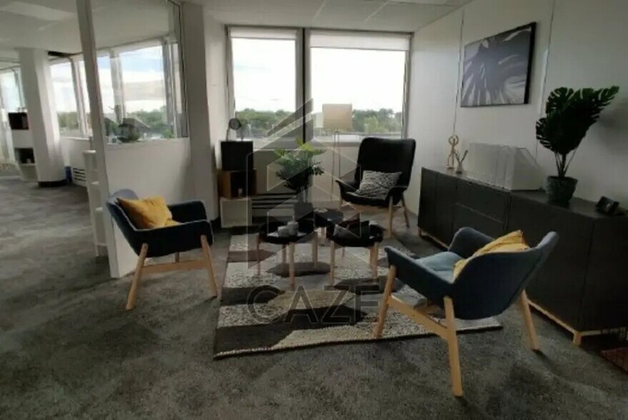 Office in Pessac for lease - Interior Photo - Image 3 of 6