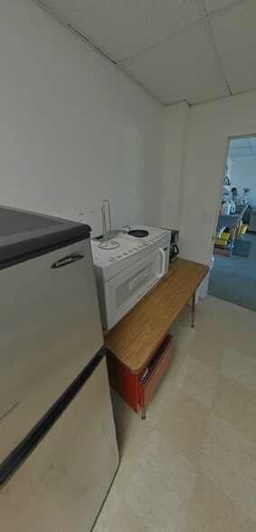 9966 Samuel Rd, Carterville, IL for sale - Interior Photo - Image 3 of 28