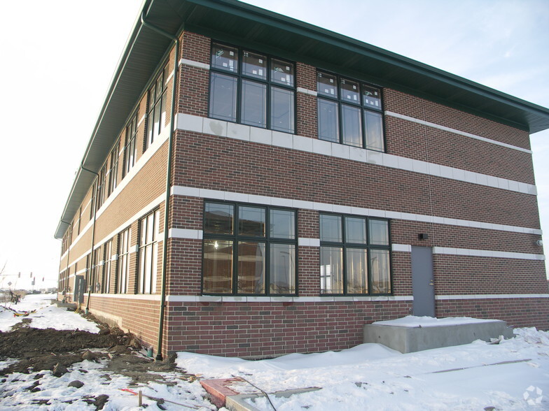 2405 Harnish Dr, Algonquin, IL for lease - Building Photo - Image 2 of 5