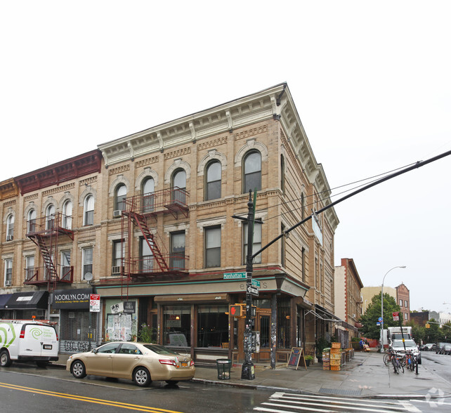 560 Manhattan Ave, Brooklyn, NY for sale - Primary Photo - Image 1 of 1