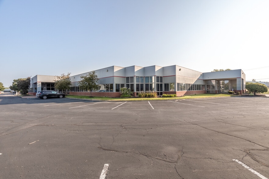 Chesterfield Valley Office Portfolio portfolio of 2 properties for sale on LoopNet.com - Building Photo - Image 2 of 8