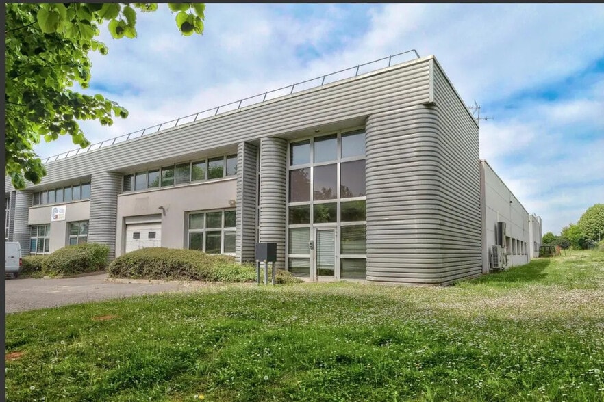 Industrial in Tremblay-en-France for lease - Building Photo - Image 2 of 14