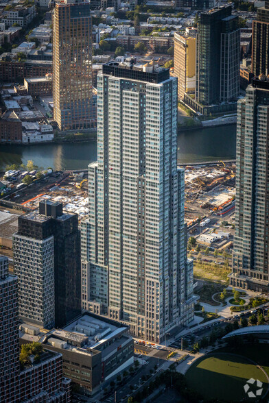 52-03 Center Blvd, Long Island City, NY for sale - Primary Photo - Image 1 of 1