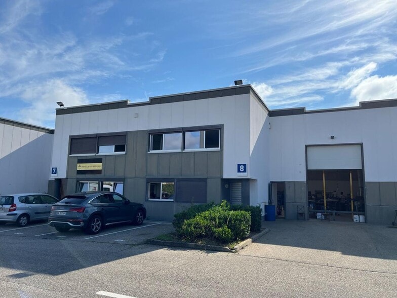 Flex in Décines-Charpieu for lease - Building Photo - Image 1 of 21