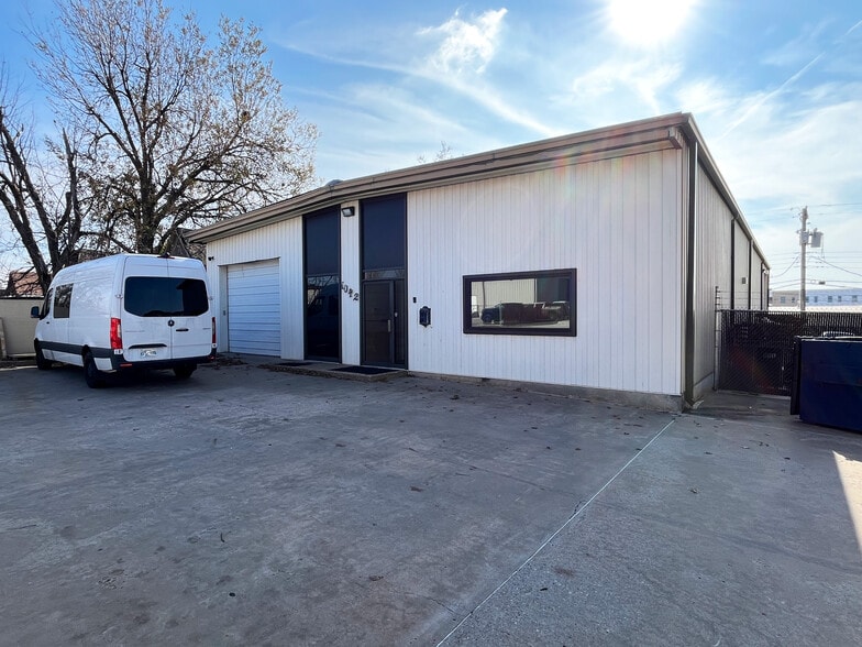 1042 NW 69th St, Oklahoma City, OK for lease - Building Photo - Image 1 of 6